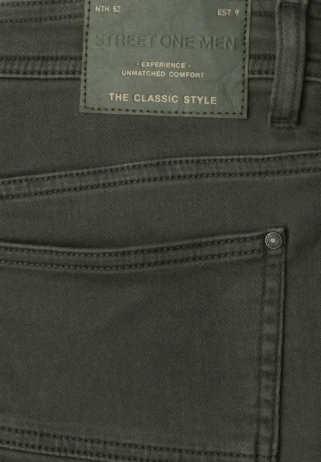 Donkergroene jeans met achterzak, klinknagel en leren label First One Men in de taille.