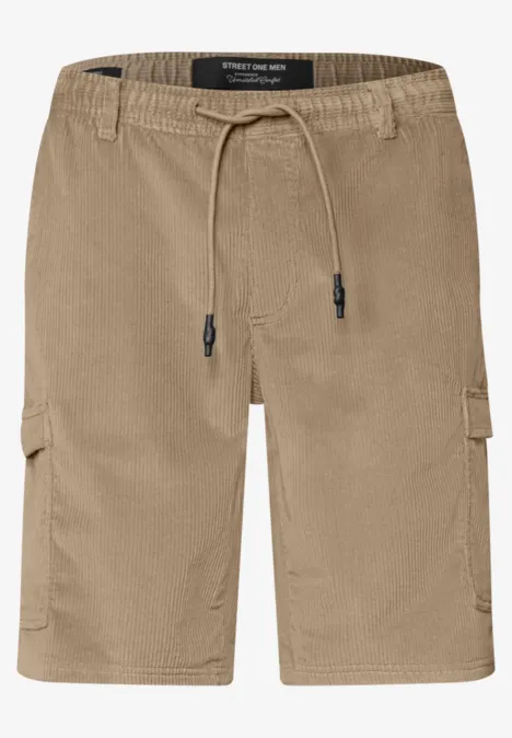 Short cargo beige avec taille à cordon élastique et poches latérales.