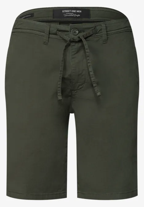 Donkergroene chino-short met strikceintuur en knoopsluiting.