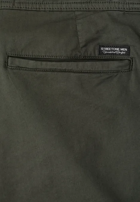 Detailansicht einer olivgrünen Hose mit Gesäßstasche und Stretch-Label.