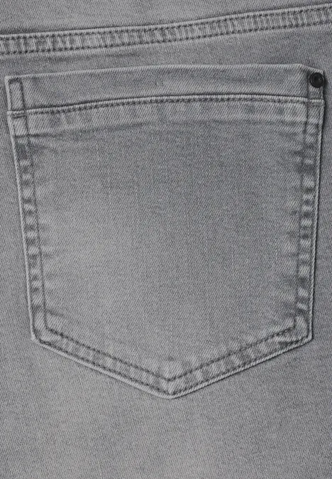 Straight Leg Jeans im Regular Fit mid grey random wash Graue Jeansrückseite mit aufgesetzter Gesäßtasche, sichtbare Nähte.