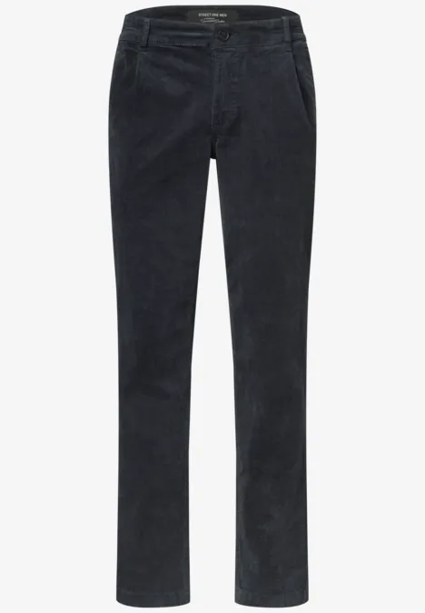 Schwarze Cordhose mit geradem Schnitt und klassischen Seitentaschen.