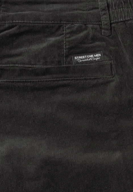 Pantalon chino en velours côtelé avec plis marqués au fer à repasser obsidian grey Pantalon noir en velours côtelé avec poche arrière et petit label surpiqué.