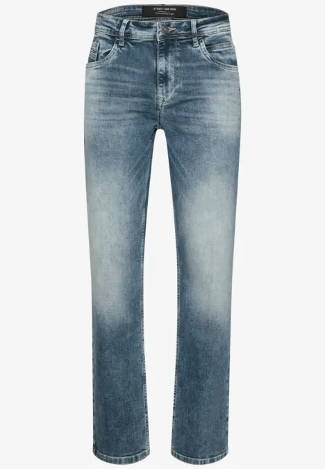 Blaue Jeans mit geradem Bein und verwaschenem Look.