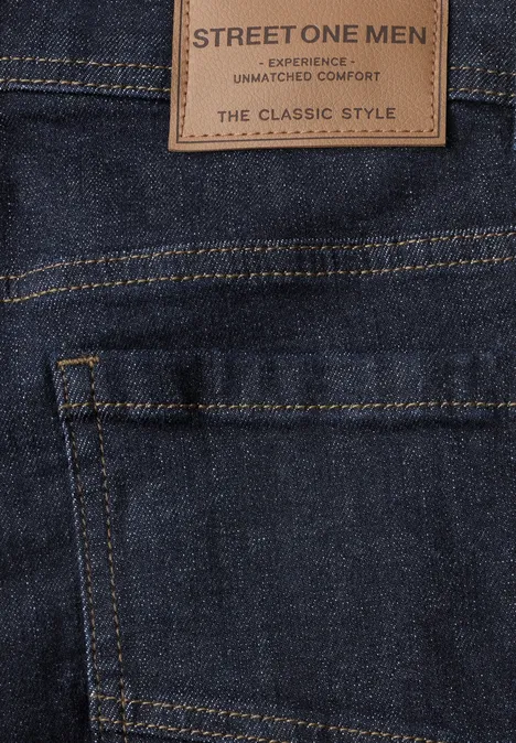 Slim Leg Jeans im Slim Fit dark blue rinsed wash Nahaufnahme einer dunklen Jeans-Hosentasche mit gelber Naht und Markenlabel am Bund.