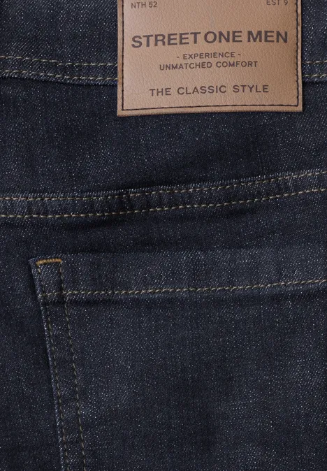 Straight Leg Jeans im Regular Fit dark blue rinsed wash Detailaufnahme einer dunkelblauen Herrenjeans mit Label 'STREET ONE MEN - The Classic Style' und Gesäßtasche