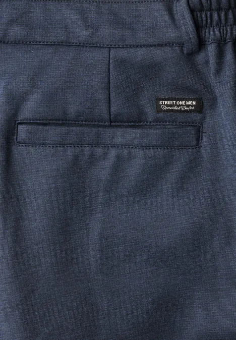 Donkerblauwe sweatbroek met elastische taille, achterzak en Street One Men logo patch.