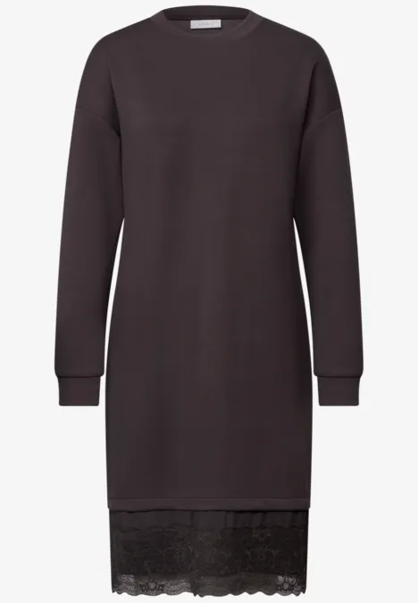 Langärmeliges, schlichtes Strickkleid mit Rundhalsausschnitt und Spitzenbesatz am Saum.