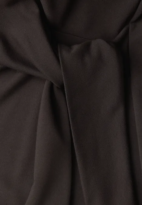 Midikleid aus Jersey mit Knotendetail charred brown Nahaufnahme eines dunkelbraunen Kleidungsstücks mit einer dekorativen Knotendetail