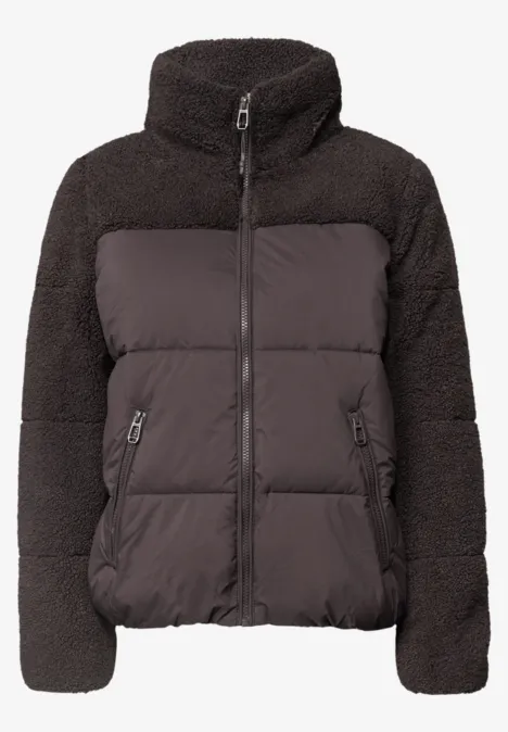 Pikowana kurtka z elementami typu teddy charred brown Ciemnoszara pikowana kurtka z misiowym polarem na rękawach i plecach, z zamkiem i stójką.