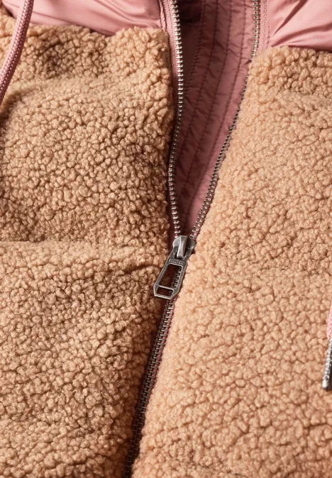 Kurtka typu teddy z kapturem i elementami z materiału softshell Honey Brown Zbliżenie na brązowy pluszowy sweter z częściowo rozpiętym zamkiem błyskawicznym.