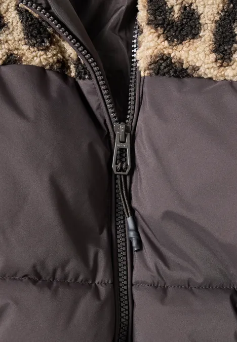 Pikowana kurtka z elementami typu teddy w panterkę charred brown Zbliżenie ciemnej pikowanej kurtki z zamkiem błyskawicznym i pluszowym podszyciem przy kołnierzu.