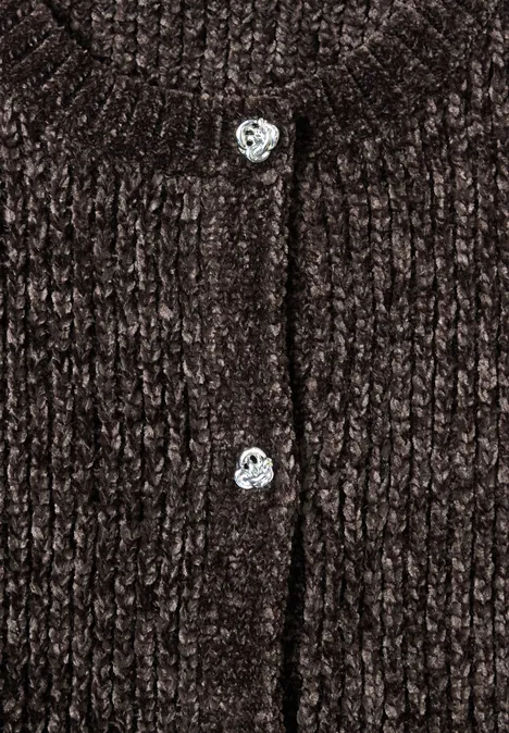 Nahaufnahme eines braunen, flauschigen Chenille-Strickjäckchens mit zwei herzförmigen Knöpfen.