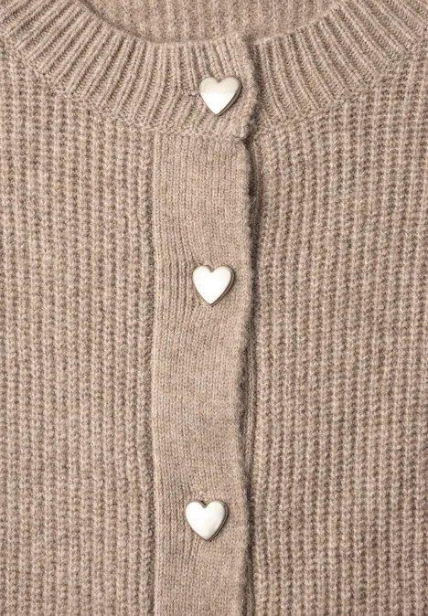 Beige Strickjacke mit vertikalem Riegel und drei weißen, herzförmigen Knöpfen