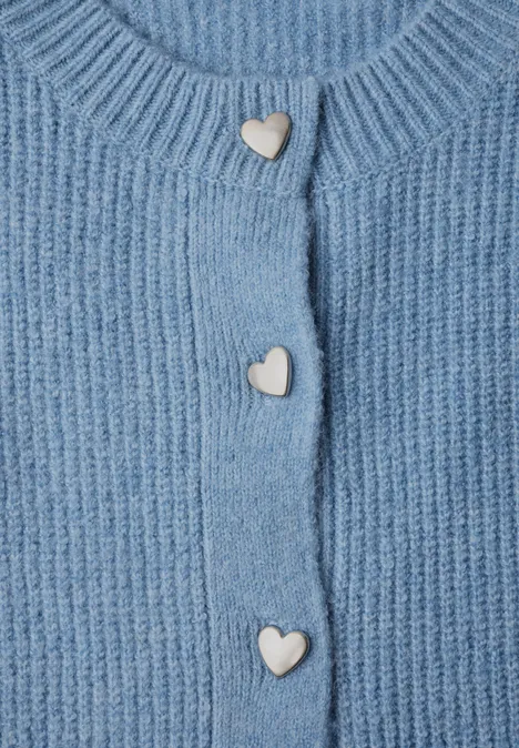 Hellblaue, gerippte Strickjacke mit drei weißen herzförmigen Knöpfen.