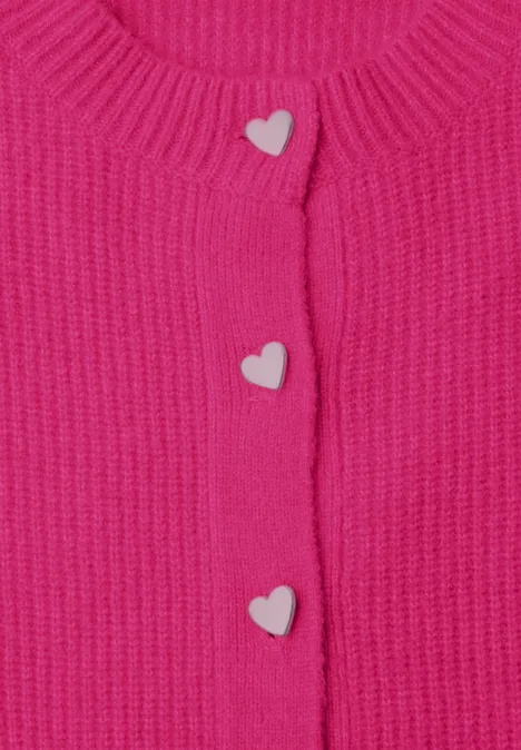 Rosa Strickjacke mit drei herzförmigen Knöpfen
