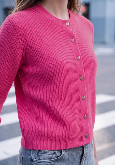 Rosa Strickjacke mit goldenen Herzknöpfen