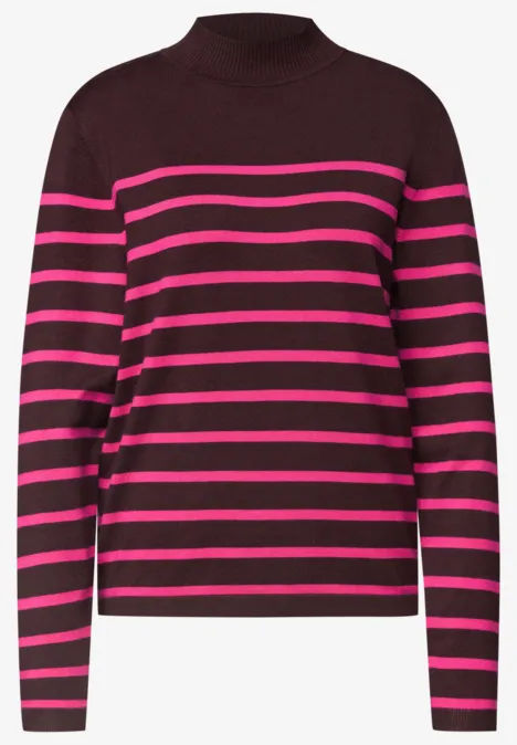 Brauner Pullover mit pinken Streifen, hohem Kragen und langen Ärmeln.