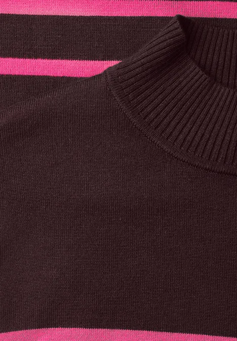 Nahaufnahme eines burgunderroten Pullovers mit Rollkragen und pinken Streifen.