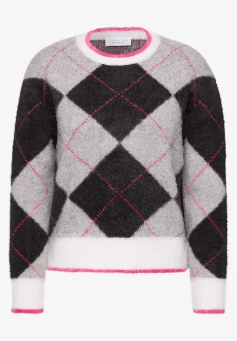 Grau-schwarzer Pullover mit Rautenmuster und pinken Akzenten.