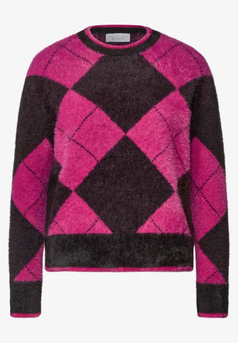 Fluffiger Pullover mit pink-schwarzem Rautenmuster