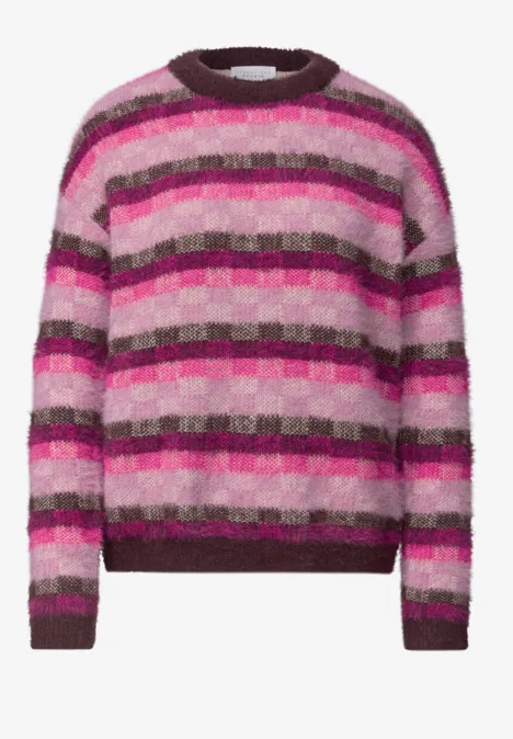 Ein weicher Pullover mit rosa und pinken Streifen.