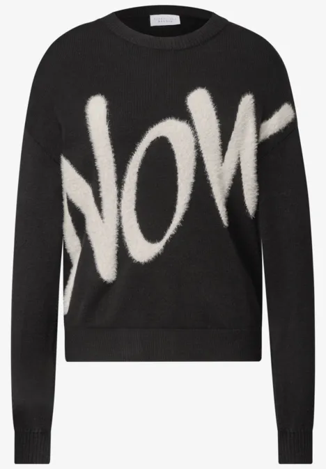 Pullover mit großem Wording Artwork Black Schwarzer Pullover mit weißem, flauschigem Schriftzug 'NOW'.