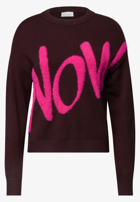 Pull à slogan russet red Pull bordeaux avec inscription rose fluo « NOW » en grosses lettres.