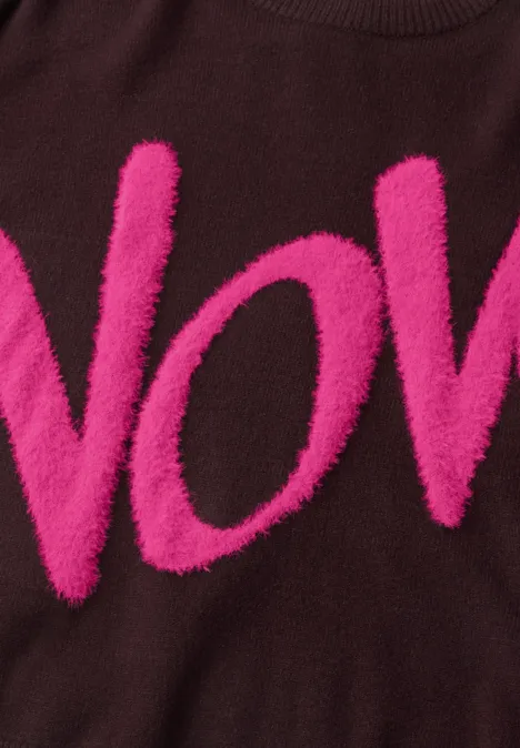 Pull à slogan russet red Pull marron avec lettres roses fluo en relief formant "VOV" sur la poitrine.
