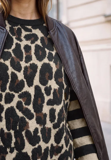 Trui met luipaardprint en gestreepte mouwen Black Schwarze Lederjacke über Pullover mit Leopardenmuster und dunkelbeigen Streifen an den Ärmeln