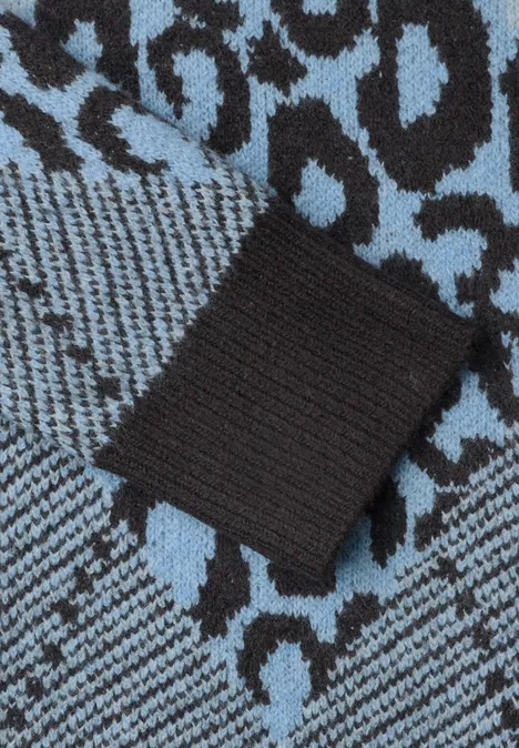 Gebreide stof met blauw-zwarte luipaardprint en een zwarte boord.