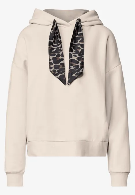 Beigefarbener Kapuzenpullover mit Leopardenmuster-Schal am Kordelzug, lässiger Schnitt.