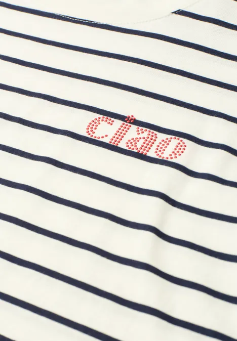 Weißes Shirt mit schwarzen Querstreifen und rotem 'chao'-Schriftzug