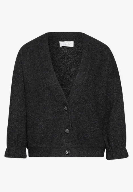 Cardigan gris foncé à col V, boutons sur le devant, manches longues, texture douce et coupe décontractée.