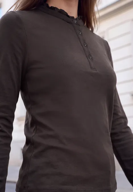 Shirt met lange mouwen, ronde hals en ruches charred brown Eine Person trägt ein dunkelgrünes, langärmeliges Henley-Shirt mit Spitzenkragen.