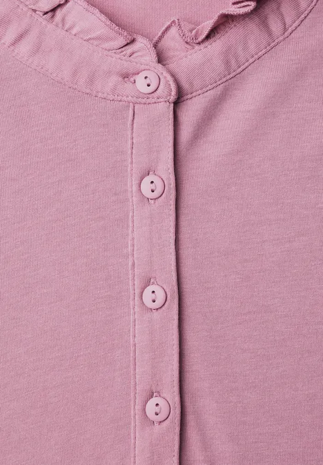 Shirt met lange mouwen, ronde hals en ruches pearly rose Nahaufnahme eines rosa Baby-Bodys mit Rüschenkragen und Druckknöpfen.