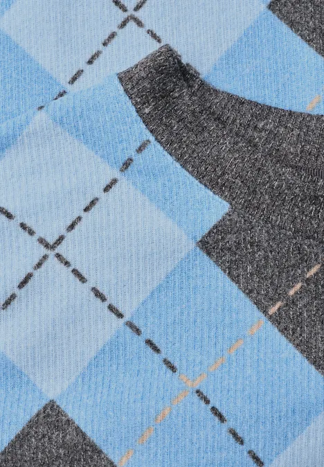 Shirt met gebreide look en argylepatroon loom blue Nahaufnahme eines textilen Musters aus Blautönen, Schwarz und grauen Stichelementen.
