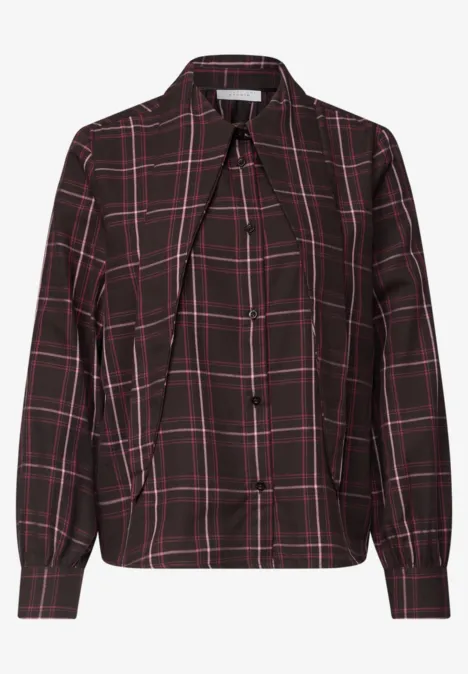 Blouse à manches longues rouge foncé à carreaux avec col rond et patte de boutonnage cachée.