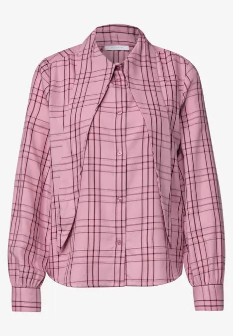 Rosa karierte Damenbluse mit langen Ärmeln und Knopfleiste.
