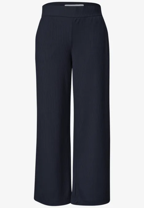 Szerokie granatowe spodnie z wysokim stanem i prążkowanej dzianiny.