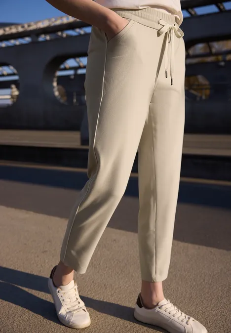 Spodnie o luźnym kroju Slim Fit z nogawkami o długości do połowy talii. stone sand mel.