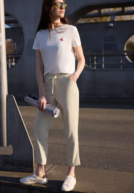 Spodnie o luźnym kroju Slim Fit z nogawkami o długości do połowy talii. stone sand mel.