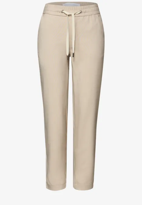 Spodnie o luźnym kroju Slim Fit z nogawkami o długości do połowy talii. stone sand mel.