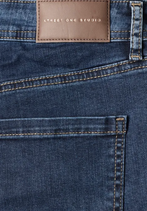 Dunkelblaue Denimjeans mit Gesäßtasche, auffälligen Nähten und braunem Markenlederlabel am Bund.