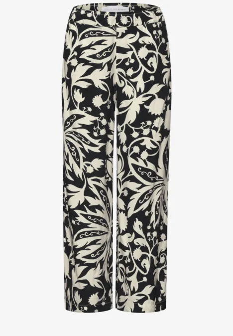 Schwarze, weiße weite Hose mit barockem Floralprint.