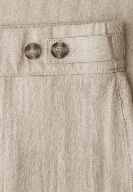 Beiger Leinenstoff mit verstellbarem Bund und zwei hornfarbenen Knöpfen