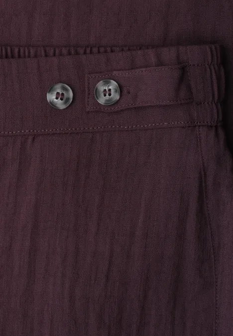 Weinrote Hose mit verstellbarem Taillenbund und dekorativen Knöpfen