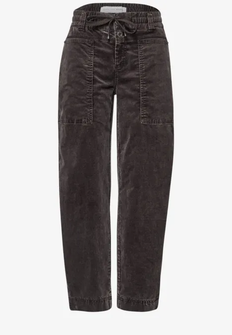 Dunkelbraune Cordhose mit hohem Bund, Kordelzug und geradem Schnitt.