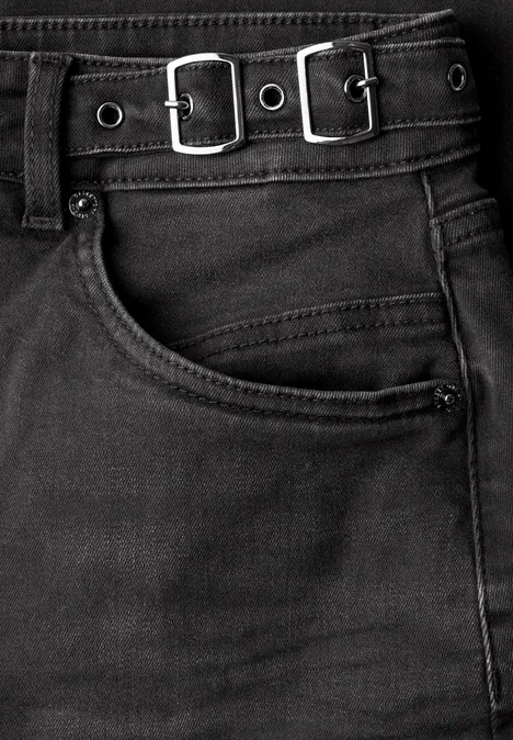 Schwarze Jeanshose mit Gürtelschlaufen, Tasche und zwei silbernen Schnallen.