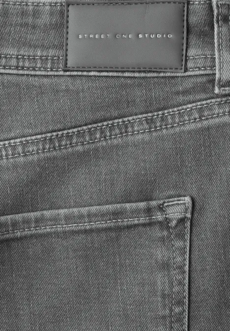 Relaxed Barrel Leg Jeans im Loose Fit grey authentic washed Nahaufnahme einer grauen Jeans mit Gesäßtasche und schwarzem Markenlabel 'Street One Studio'.